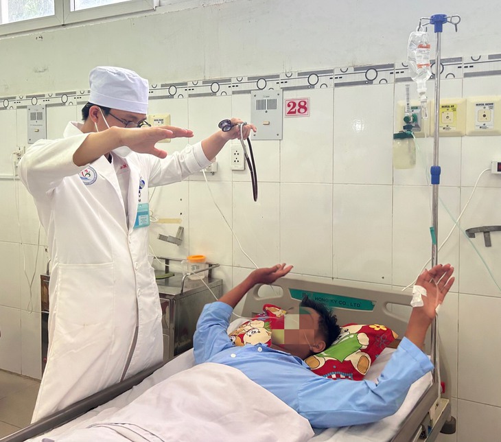 Giành giật sự sống cho người đàn ông ăn cả chảo nấm độc - Ảnh 3.