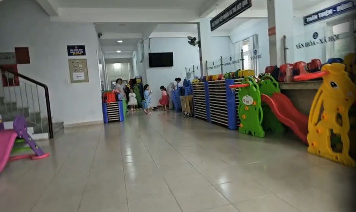 Trường mầm non bị tạm đình chỉ, cô trò chuyển sang…trụ sở phường dạy, học - Ảnh 2. Trường mầm non bị tạm đình chỉ, cô trò chuyển sang…trụ sở phường dạy, học - Ảnh 2.