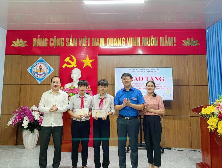 Trao tặng huy hiệu 'Tuổi trẻ dũng cảm' cho 2 học sinh cứu em nhỏ đuối nước - Ảnh 1.