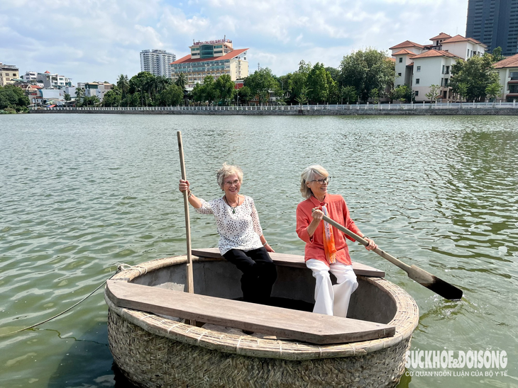 Cận cảnh khu nuôi cá Koi ở hồ Đầm Đông vừa bị 'tuýt còi' - Ảnh 3.