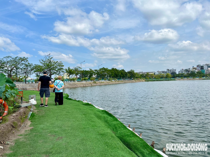 Cận cảnh khu nuôi cá Koi ở hồ Đầm Đông vừa bị 'tuýt còi' - Ảnh 1.