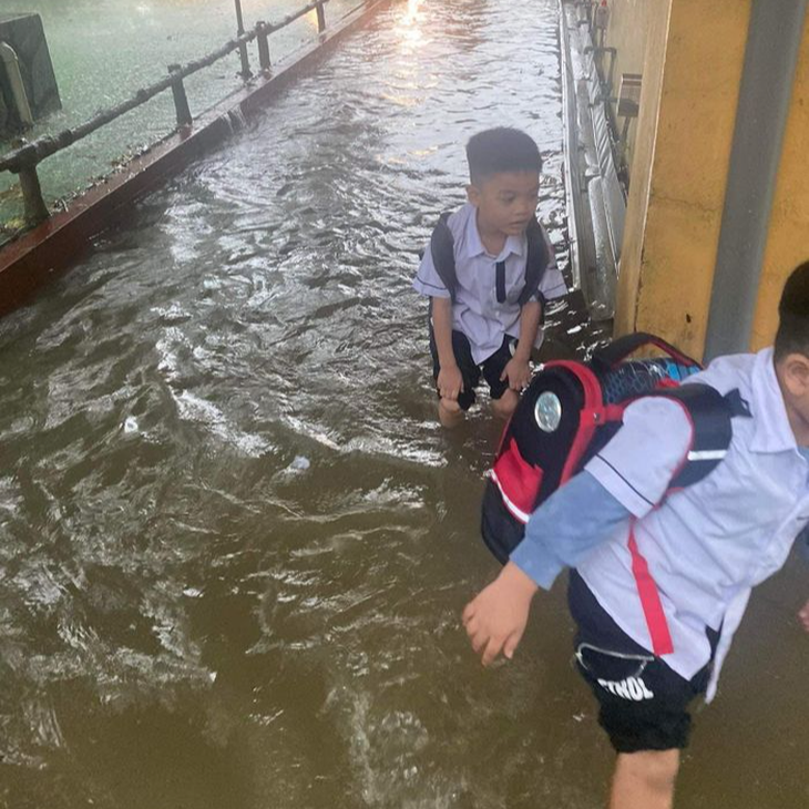 Sập tường trường học do mưa lớn, 1 nữ sinh bị thương - Ảnh 3.
