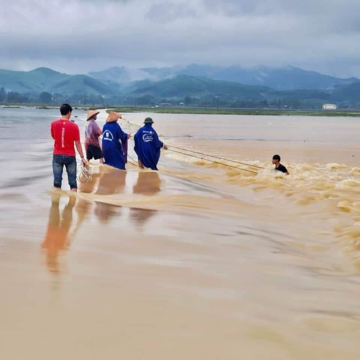 Ảnh: Hà Tĩnh nhiều nơi ngập sâu, người dân vất vả di dời tài sản - Ảnh 8.