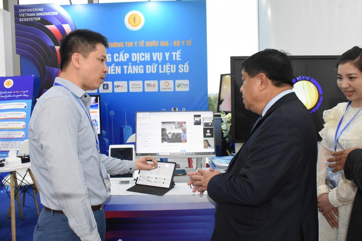 Bộ trưởng Bộ Kế hoạch và Đầu tư trải nghiệm ứng dụng tư vấn, khám bệnh từ xa  - Ảnh 1.