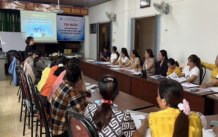 Dự án 7 tại tỉnh Đắk Lắk: Tổ chức tập huấn cho cô đỡ thôn bản