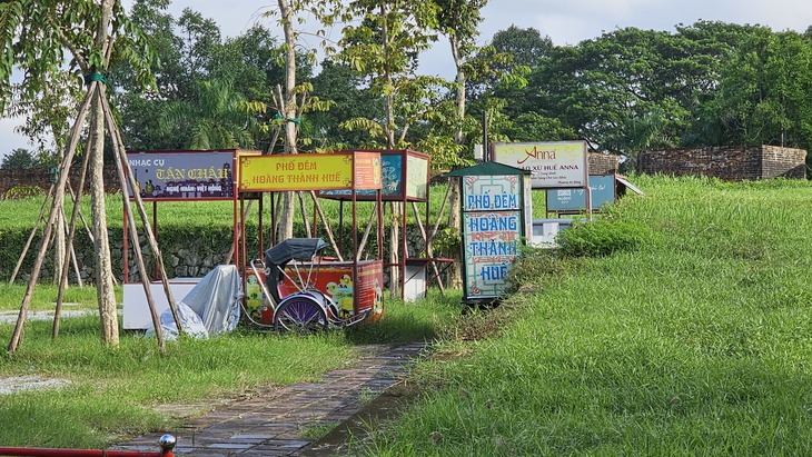 Hàng loạt quầy bán hàng lưu động hư hỏng, nằm ngổn ngang cạnh di tích Huế - Ảnh 1. Hàng loạt quầy bán hàng lưu động hư hỏng, nằm ngổn ngang cạnh di tích Huế - Ảnh 1.
