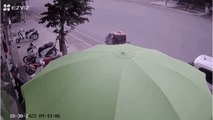 [VIDEO] Shipper "phóng như bay" nguy kịch do đâm vào ô tô đỗ bên đường - Ảnh 3.