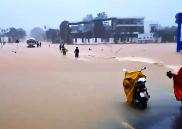 Nước lũ cuốn trôi xe máy người dân đang lưu thông - Ảnh 3.