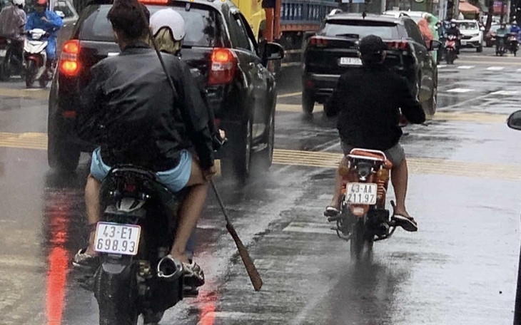 3 thanh thiếu niên mang hung khí "nghênh ngang" trên phố tìm người đánh nhau