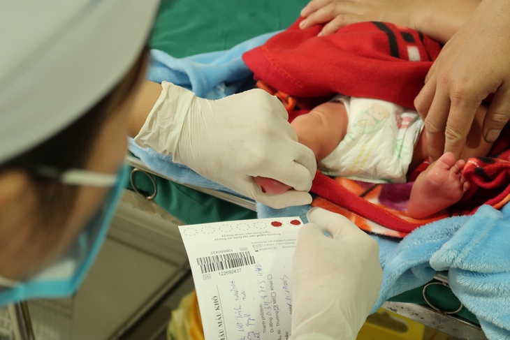 Tan máu bẩm sinh có thể chủ động phòng tránh với những xét nghiệm tầm soát cơ bản, chi phí thấp - Ảnh 2.