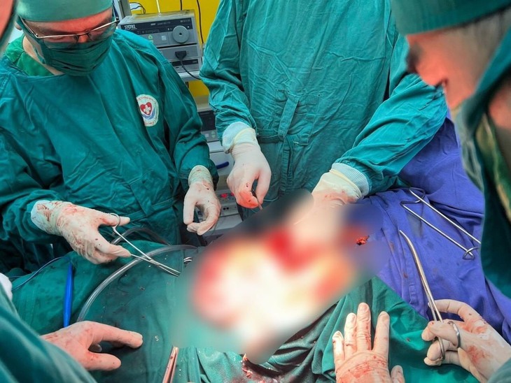 Báo động đỏ cứu sống bệnh nhân nguy kịch do tai nạn giao thông - Ảnh 1.