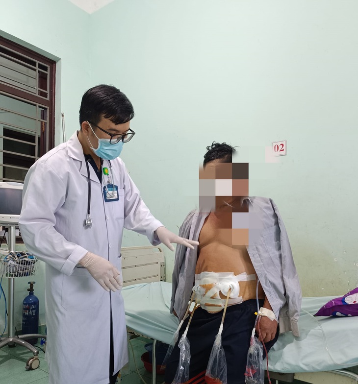 Người đàn ông vỡ ruột thừa sau một thời gian đau bụng và tự điều trị - Ảnh 2. Người đàn ông vỡ ruột thừa sau một thời gian đau bụng và tự điều trị - Ảnh 2.
