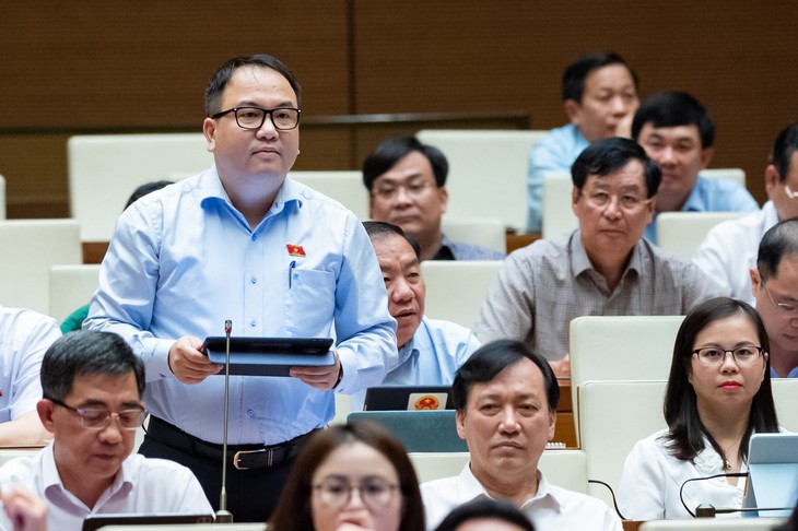 ĐBQH đề xuất sớm tăng lương tối thiểu cho người lao động, giảm giờ làm việc xuống 44 giờ/tuần - Ảnh 1. ĐBQH đề xuất sớm tăng lương tối thiểu cho người lao động, giảm giờ làm việc xuống 44 giờ/tuần - Ảnh 1.