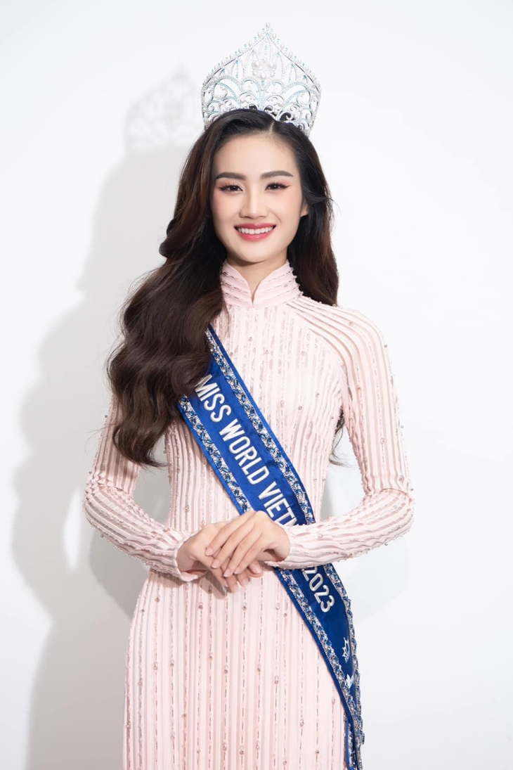Hoa hậu Ý Nhi xuất hiện sau 3 tháng ồn ào, ngoại hình 'khác lạ' gây chú ý - Ảnh 3. Hoa hậu Ý Nhi xuất hiện sau 3 tháng ồn ào, ngoại hình 'khác lạ' gây chú ý - Ảnh 3.