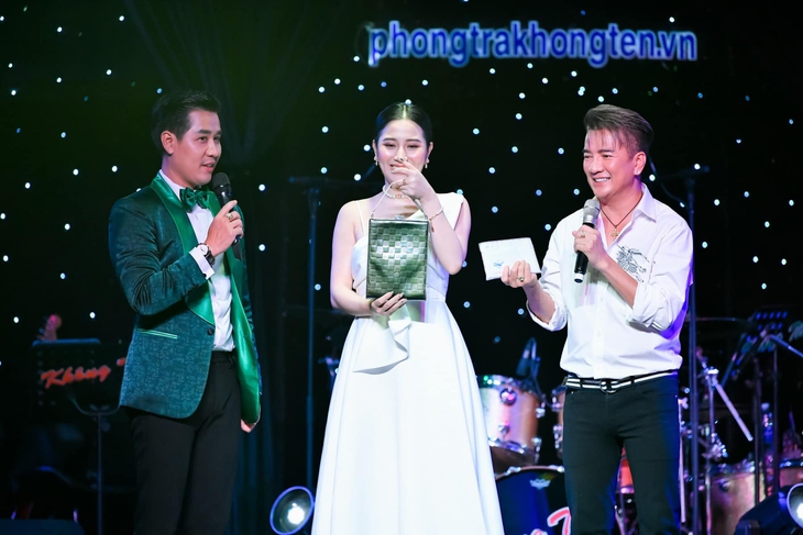 Đàm Vĩnh Hưng đến thăm nạn nhân vụ cháy chung cư mini đang điều trị tại Bệnh viện Bạch Mai - Ảnh 1.