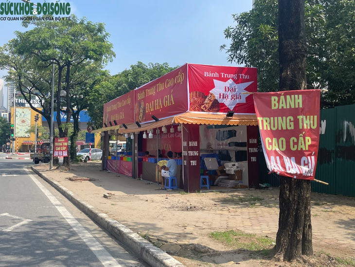 Hậu Tết trung thu, nhiều quầy bánh 'đại hạ giá' ngày bán hàng nghìn cái - Ảnh 2.