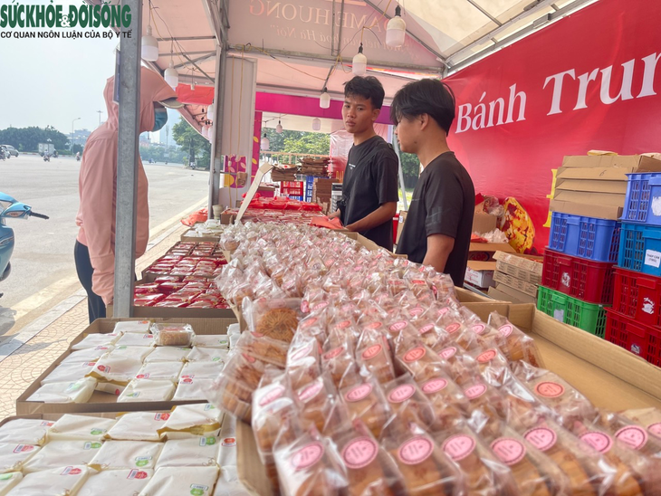 Hậu Tết trung thu, nhiều quầy bánh 'đại hạ giá' ngày bán hàng nghìn cái - Ảnh 4.