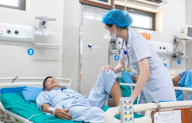 Đang ăn cơm bỗng lả dần, bệnh nhân nhập viện do đột quỵ não cấp kèm phản vệ nặng - Ảnh 2.