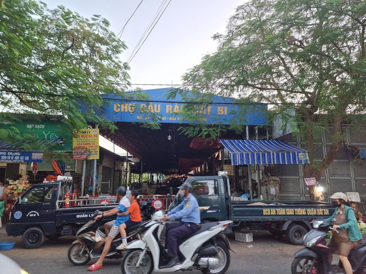 Chợ Cầu Rào - Cát Bi bất ngờ đóng cửa, vì sao? - Ảnh 1.
