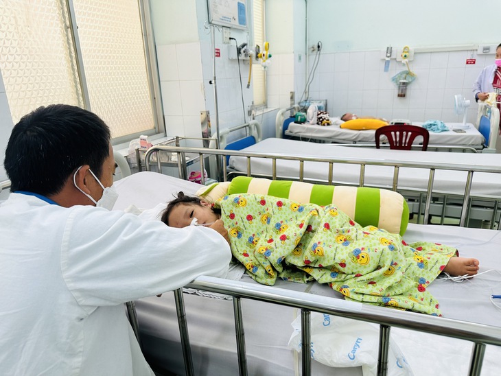 Bệnh tay chân miệng ở TPHCM lại gia tăng, sốt xuất huyết giảm - Ảnh 1.