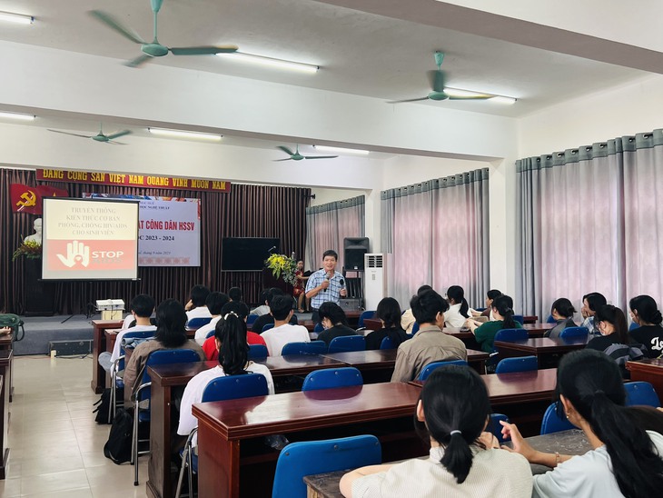 Đẩy mạnh tuyên truyền phòng chống HIV trước xu hướng người nhiễm ngày càng trẻ hóa - Ảnh 1. Đẩy mạnh tuyên truyền phòng chống HIV trước xu hướng người nhiễm ngày càng trẻ hóa - Ảnh 1.
