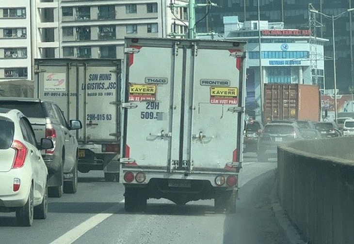 Phạt nóng lái xe tải đi vào làn khẩn cấp đường Vành đai 3 - Ảnh 2.