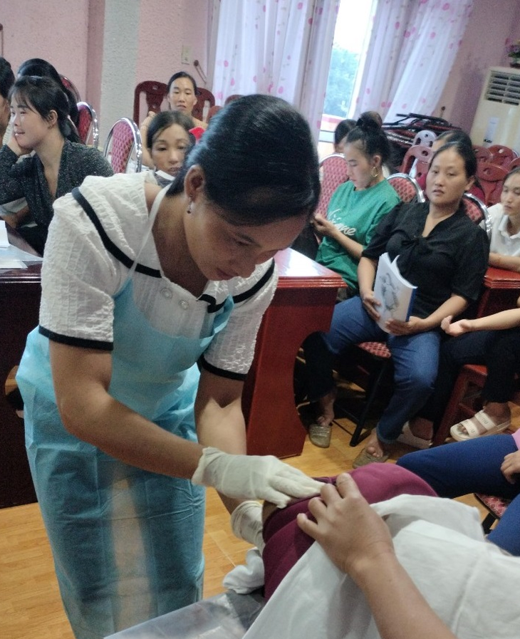 Tập huấn kiến thức chăm sóc sức khỏe bà mẹ và trẻ em cho các cô đỡ thôn bản tại Cao Bằng- Ảnh 1. Tập huấn kiến thức chăm sóc sức khỏe bà mẹ và trẻ em cho các cô đỡ thôn bản tại Cao Bằng- Ảnh 1.