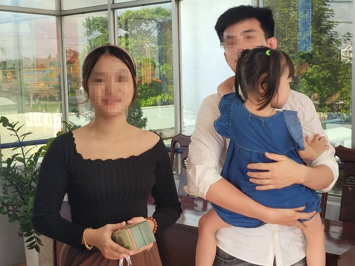 Trao trả gần 1 tỷ đồng cho gia đình bé gái 3 tuổi bị bắt cóc ở Long An - Ảnh 1. Trao trả gần 1 tỷ đồng cho gia đình bé gái 3 tuổi bị bắt cóc ở Long An - Ảnh 1.