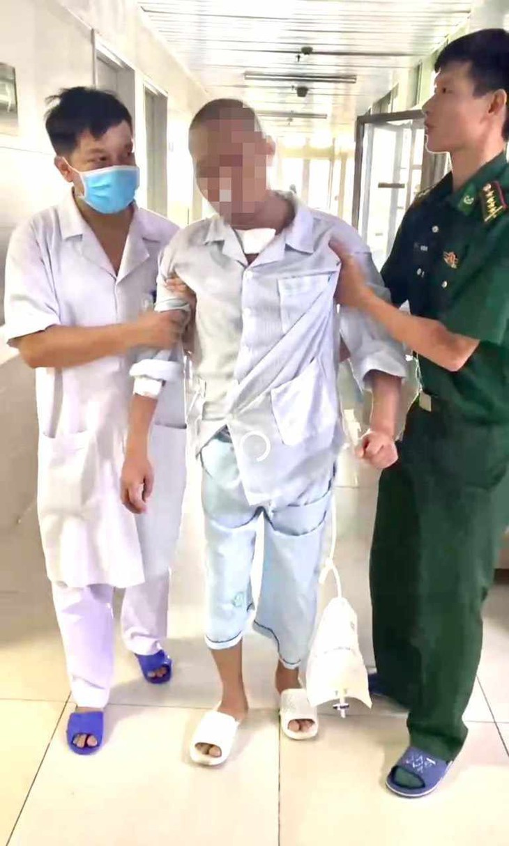 Nam bệnh nhân nặng nhất vụ cháy chung cư mini không còn phải thở máy, đã giao tiếp được - Ảnh 1. Nam bệnh nhân nặng nhất vụ cháy chung cư mini không còn phải thở máy, đã giao tiếp được - Ảnh 1.