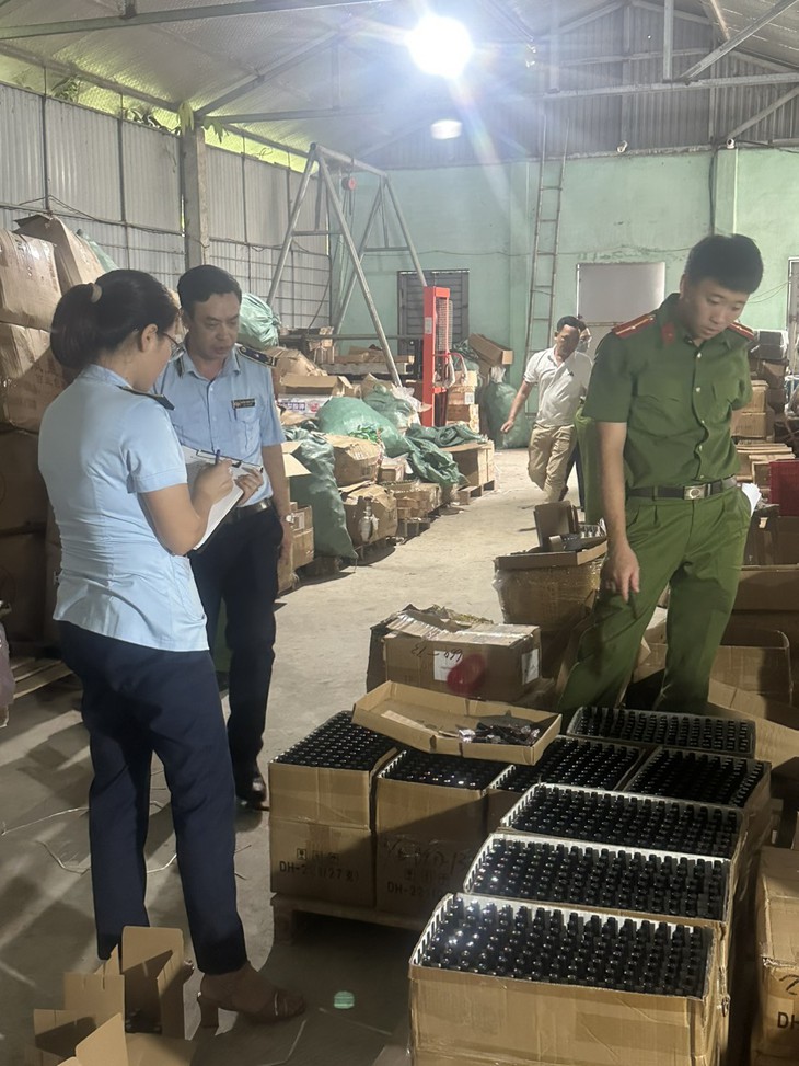 Kinh doanh hàng hóa giả mạo nhãn hiệu, nhập lậu, doanh nghiệp bị phạt gần 200 triệu đồng - Ảnh 2.