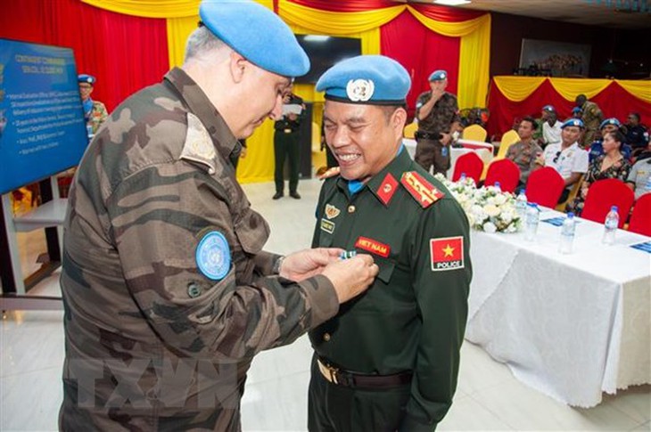 UNMISS trao Huy chương Gìn giữ Hòa bình cho 3 sỹ quan Công an Việt Nam - Ảnh 1. UNMISS trao Huy chương Gìn giữ Hòa bình cho 3 sỹ quan Công an Việt Nam - Ảnh 1.