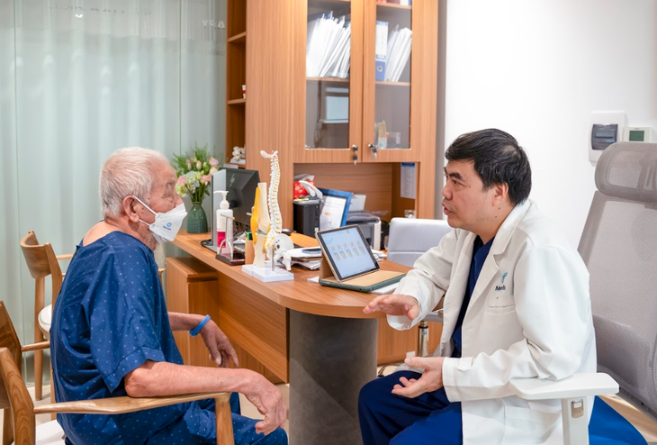 Bác sĩ cơ xương khớp dành nửa đời mình tìm giải pháp điều trị cho bệnh nhân - Ảnh 3.
