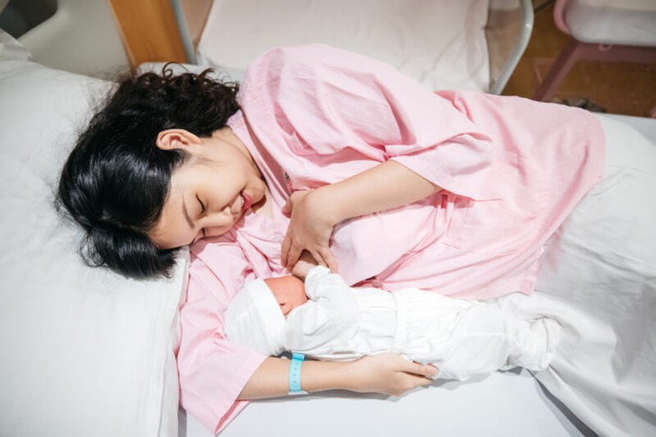 Lợi ích cho con bú ngay sau sinh - Ảnh 1.