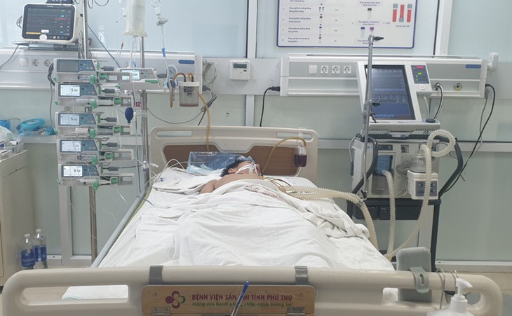Bé trai nguy kịch sau cơn sốt cao liên tục trong 4 giờ - Ảnh 1.