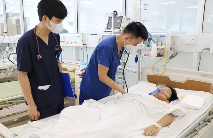 Bé trai nguy kịch sau cơn sốt cao liên tục trong 4 giờ - Ảnh 2.
