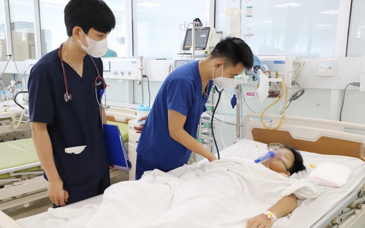 Bé trai nguy kịch sau cơn sốt cao liên tục trong 4 giờ