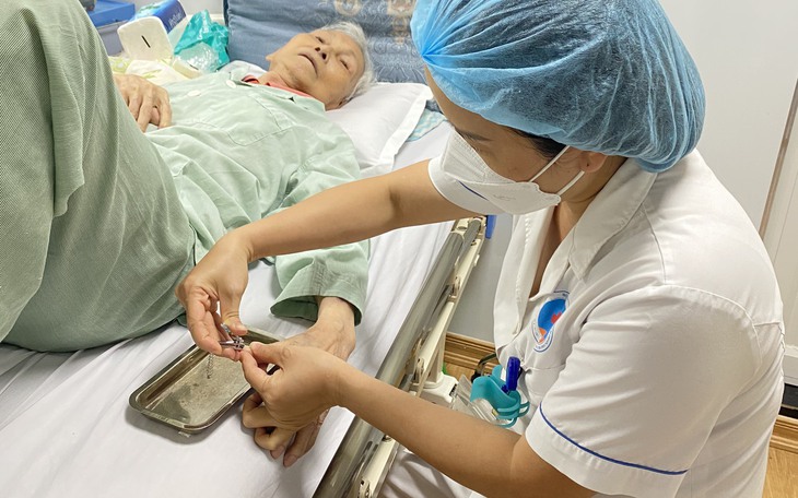 Nhân viên y tế cắt móng tay, gội đầu... tri ân người bệnh