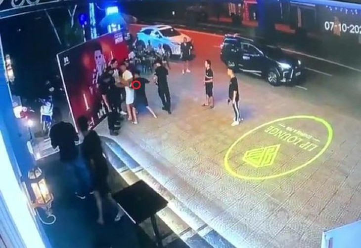 Nam thanh niên bất ngờ bị đâm tử vong khi đang đứng chụp ảnh trước quán - Ảnh 1.