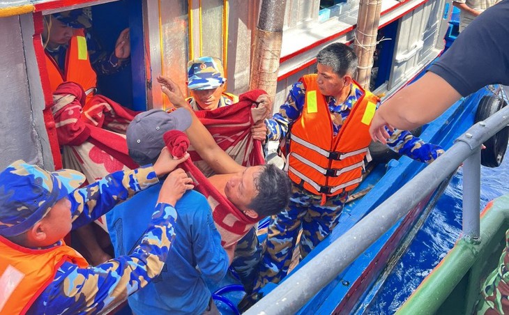 Chuyện hy hữu: Bộ đội Biên phòng cấp cứu ngư dân bị cá cờ đâm rách bụng - Ảnh 1.