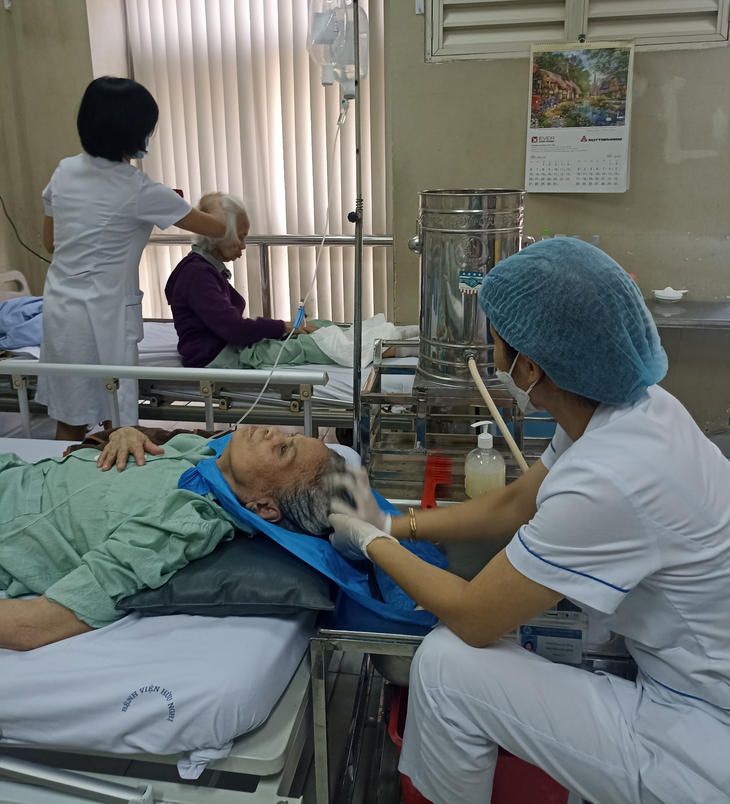 Nhân viên y tế cắt móng tay, gội đầu... tri ân người bệnh - Ảnh 1. Nhân viên y tế cắt móng tay, gội đầu... tri ân người bệnh - Ảnh 1.