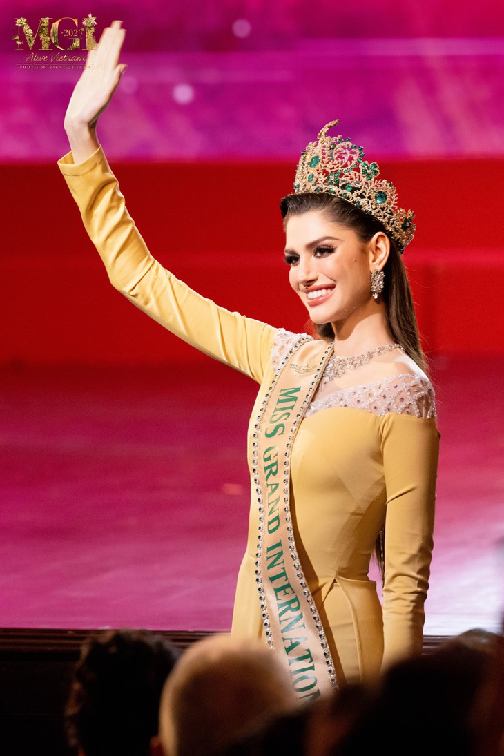 Người đẹp Brazil - đương kim Miss Grand tiết lộ món ăn khiến cô không thể giữ dáng khi đến Việt Nam - Ảnh 2. Người đẹp Brazil - đương kim Miss Grand tiết lộ món ăn khiến cô không thể giữ dáng khi đến Việt Nam - Ảnh 2.