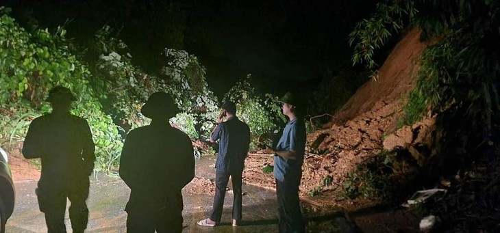 Mưa lớn gây ngập lụt, sạt lở ở Yên Bái, 2 người tử vong - Ảnh 6.