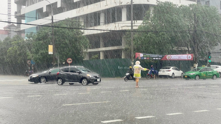 Mưa lớn, nhiều tuyến đường ở TP Hà Tĩnh ngập sâu - Ảnh 2.