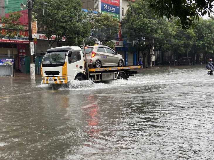 Mưa lớn, nhiều tuyến đường ở TP Hà Tĩnh ngập sâu - Ảnh 6.