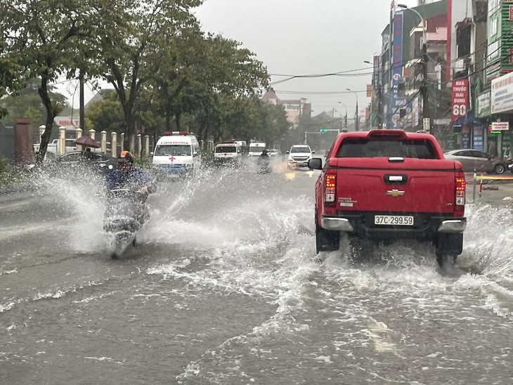 Mưa lớn, nhiều tuyến đường ở TP Hà Tĩnh ngập sâu - Ảnh 8.