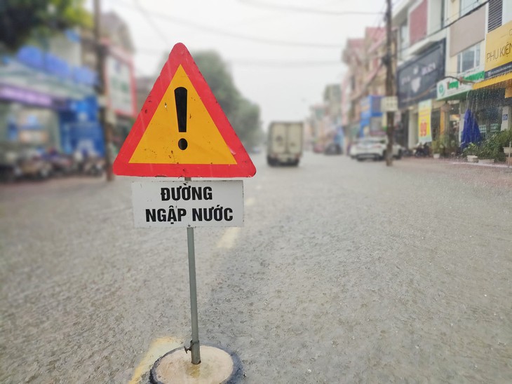 Mưa lớn, nhiều tuyến đường ở TP Hà Tĩnh ngập sâu - Ảnh 1.