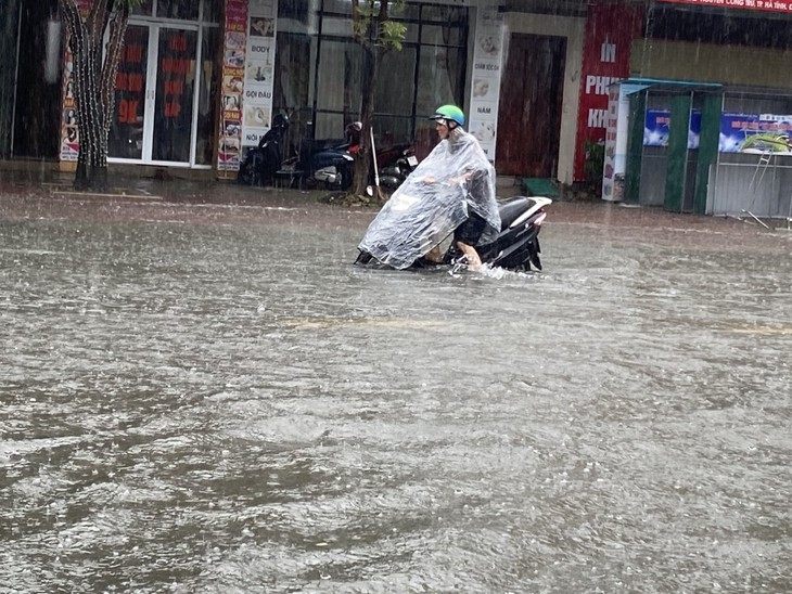 Mưa lớn, nhiều tuyến đường ở TP Hà Tĩnh ngập sâu - Ảnh 3.