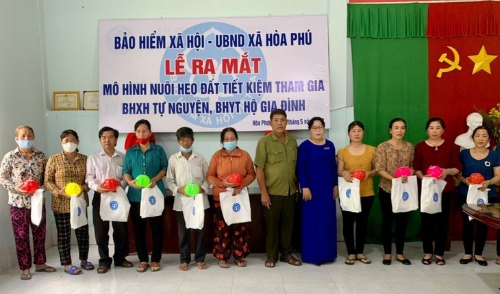 'Nuôi heo đất tiết kiệm', 'vườn rau an sinh'... để có kinh phí tham gia BHYT, BHXH - Ảnh 1.