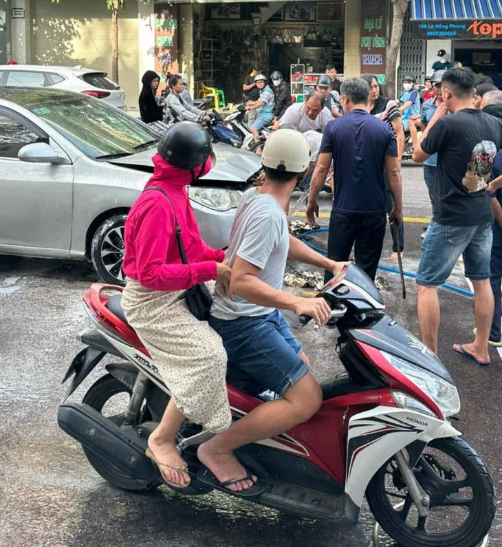 Ô tô bốc cháy giữa đường, người dân nhanh trí cạy nắp ca pô dập lửa - Ảnh 3.