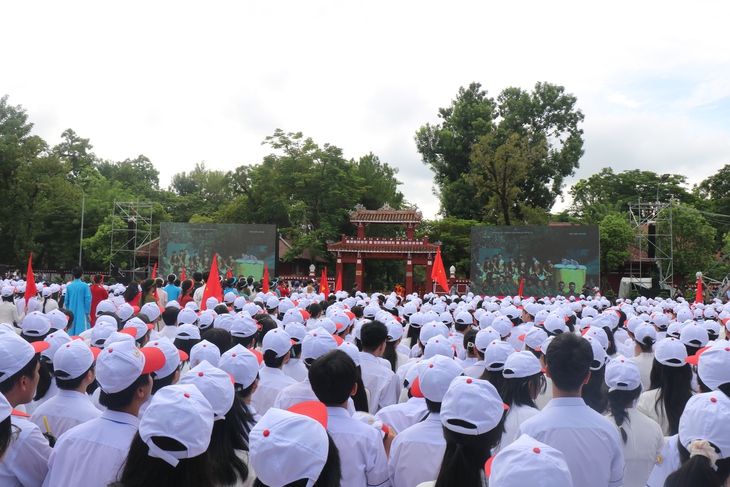 Chung kết Đường lên đỉnh Olympia 2023: Hàng nghìn người cổ vũ các nhà 'leo núi' tại điểm cầu Huế - Ảnh 10. Chung kết Đường lên đỉnh Olympia 2023: Hàng nghìn người cổ vũ các nhà 'leo núi' tại điểm cầu Huế - Ảnh 10.
